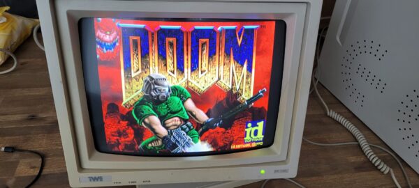 TWE PX-14SL 14" CRT Monitor – Retro VGA Kleurenscherm